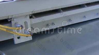 工业数控机床上金属薄板的切割孔。